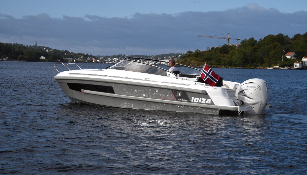 TURBÅT: Nye Ibiza 911 Touring er en fullverdig turbåt med svært sosial uteplass. TURBÅT: Nye Ibiza 911 Touring er en fullverdig turbåt med svært sosial uteplass.