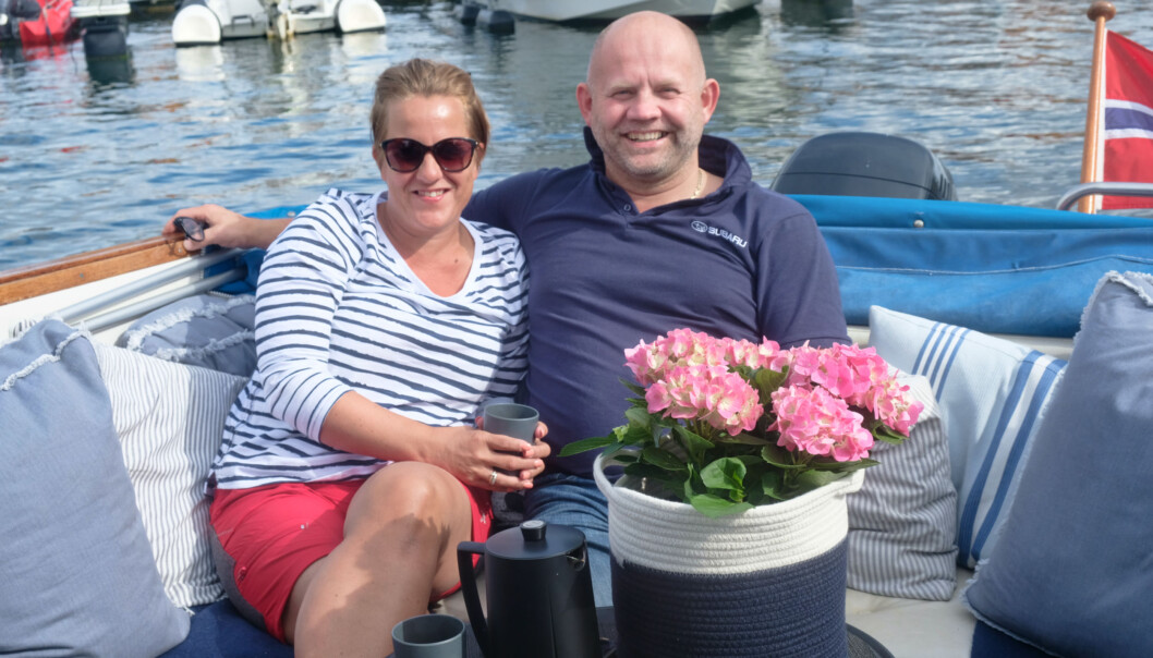 KOS I BÅT: Winrace 22 er en sosial båt - og enda mer sosial skal den bli etter oppussingen, sier Joyce og Frode. KOS I BÅT: Winrace 22 er en sosial båt - og enda mer sosial skal den bli etter oppussingen, sier Joyce og Frode.