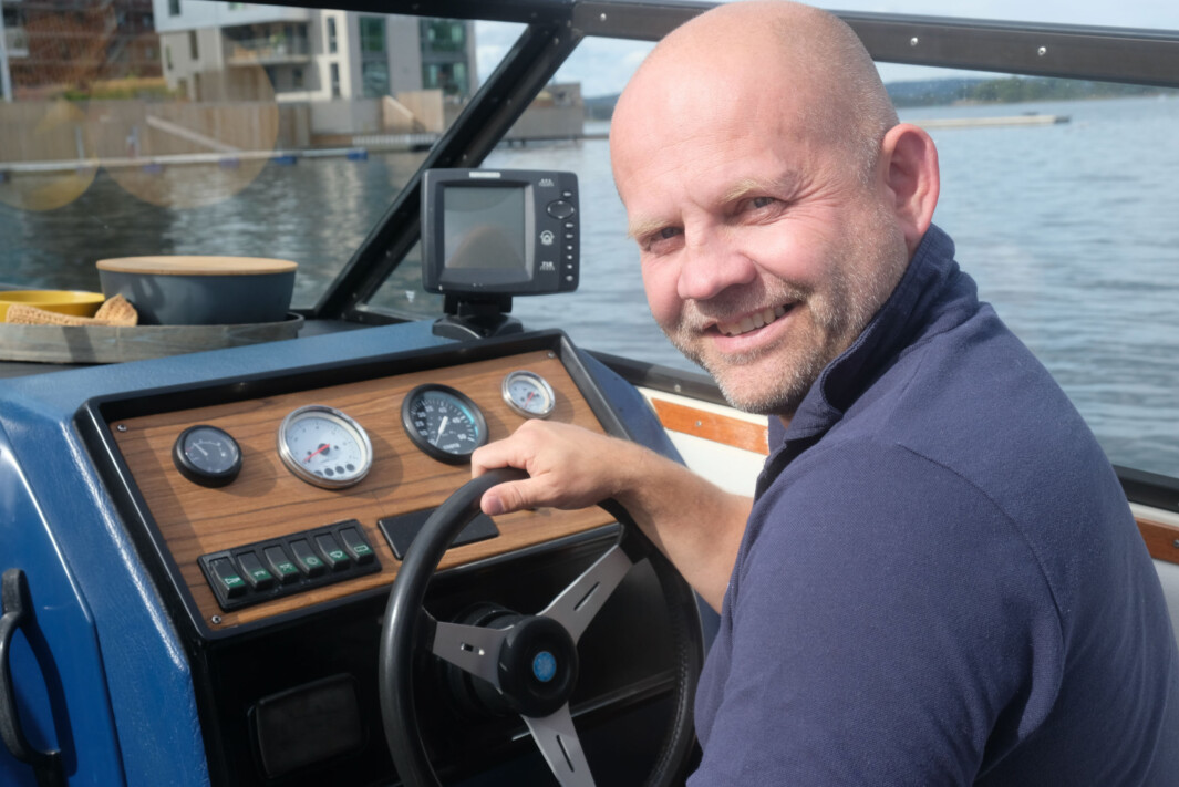 FØRERPLASSEN: Tidligere båttestere i Båtmagasinet skryter mye av førerplassen i Winrace 22, sier Frode. Han ser likevel for seg mange tekniske forbedringer med nye instrumenter og en real plotter. FØRERPLASSEN: Tidligere båttestere i Båtmagasinet skryter mye av førerplassen i Winrace 22, sier Frode. Han ser likevel for seg mange tekniske forbedringer med nye instrumenter og en real plotter.
