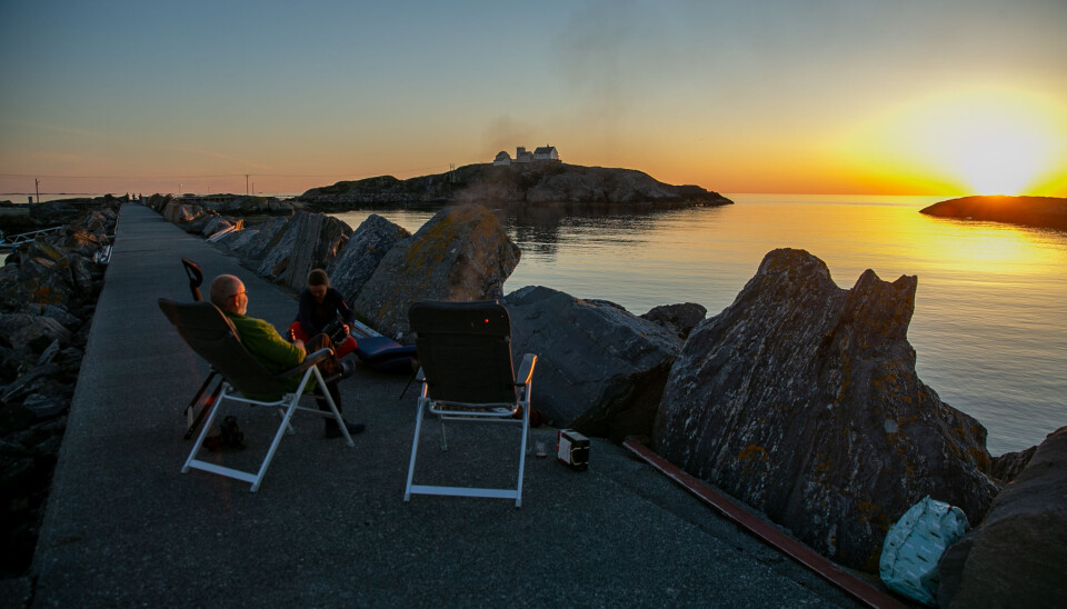 SOSIALT: Solnedgang på moloen i Bjørnsund med nye båtvenner som Thomassen traff underveis. SOSIALT: Solnedgang på moloen i Bjørnsund med nye båtvenner som Thomassen traff underveis.