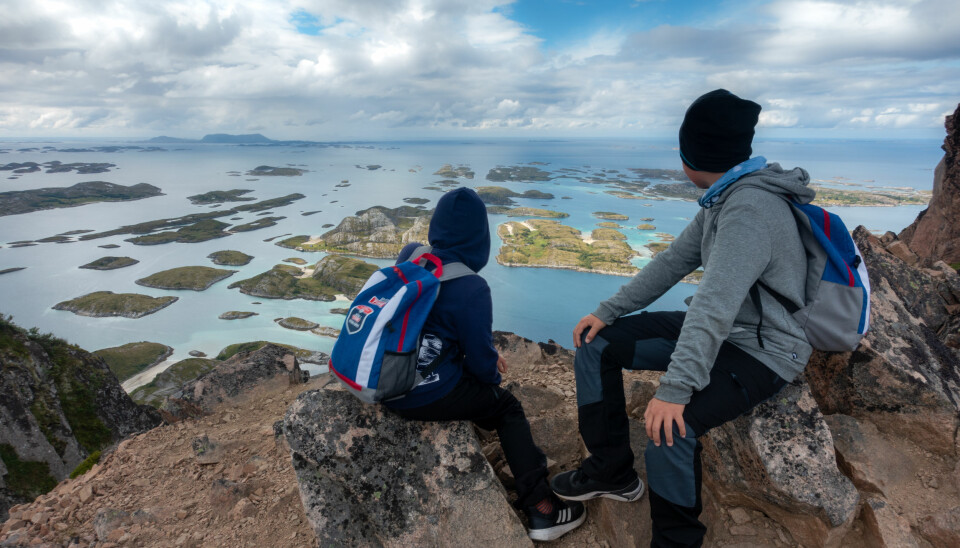 OPPLEVELSE: Utsikten er en belønning i seg selv når en har gått sherpatrappene opp til Rødøyløva.
