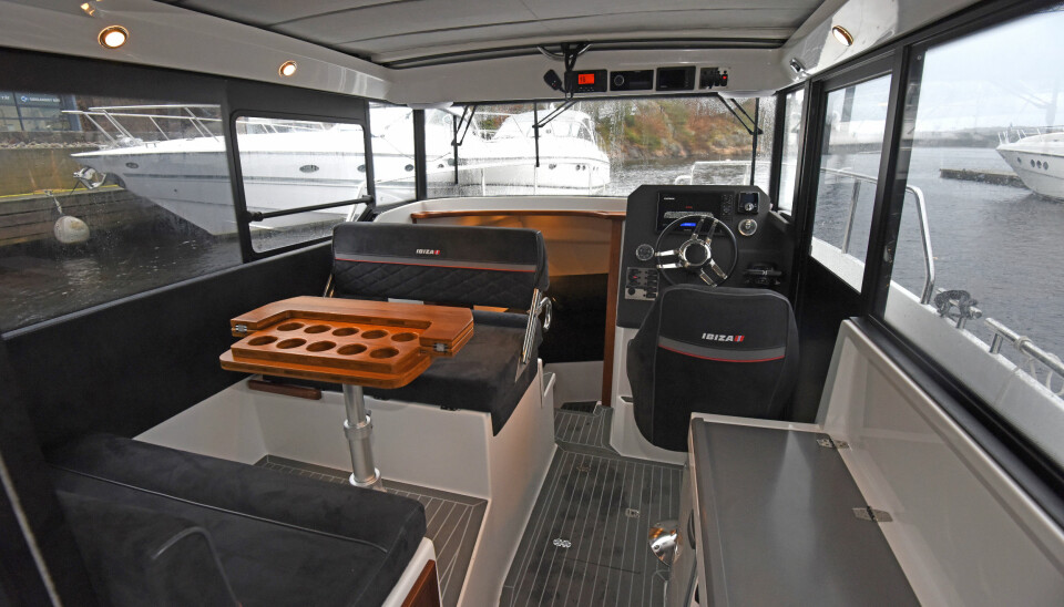 LYST: De store vindusflatene gir alle om bord god sikt fra samtlige sitteplasser.