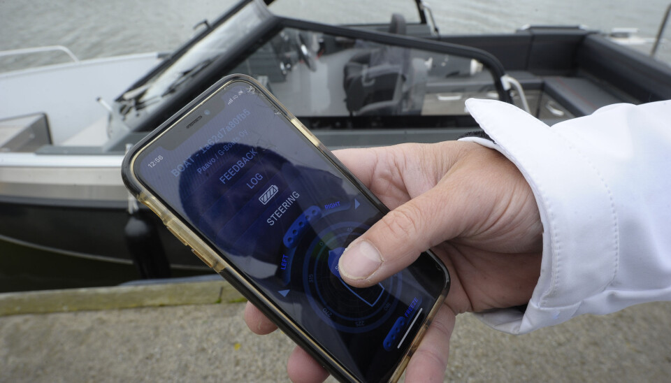 FRA BRYGGA: En app gir samme muligheter til å styre systemet som joysticken om bord. FRA BRYGGA: En app gir samme muligheter til å styre systemet som joysticken om bord.