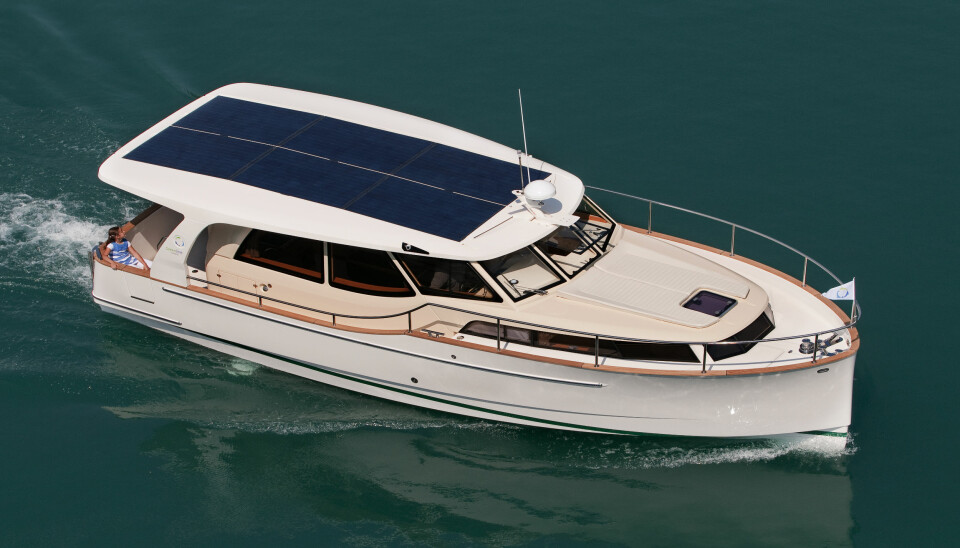 SOLCELLER: Båten høster energi fra solo, energi som tilfører båten ekstra strøm når det er sol.