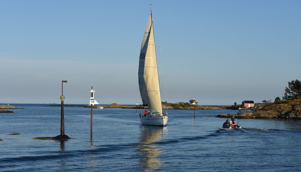 IKKE SKILT: Ikke etterlys skilt som peker mot Lyngør og Arendal, skriver vår humorist Hole. (FOTO: ATLE KNUTSEN) IKKE SKILT: Ikke etterlys skilt som peker mot Lyngør og Arendal, skriver vår humorist Hole. (FOTO: ATLE KNUTSEN)