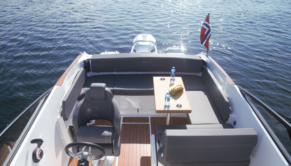 UTEPLASS: Bowridere har mye uteplass, og du sitter godt beskyttet som i en daycruiser, som her i Coasters boweriderutgave.