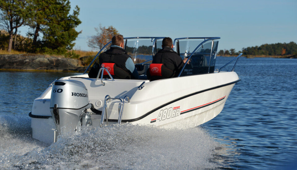 BESKYTTET: I Micore 400 BR Offshore sitter man virkelig godt beskyttet bak vindskjermen.