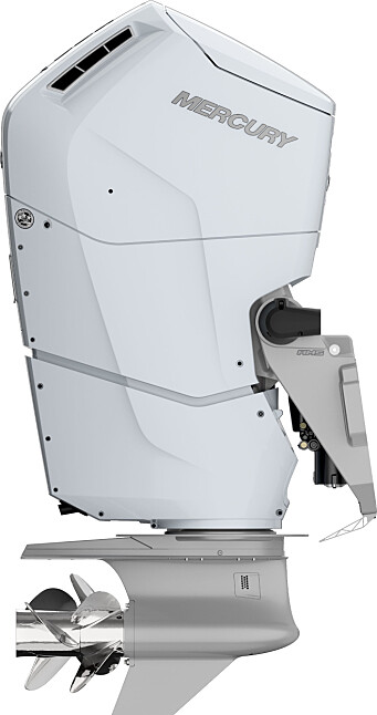 KRAFTPAKKE: Den nye V12-motoren fra Mercury yter 600 hk og har et sylindervolum på 7,6 liter. Click to add image caption KRAFTPAKKE: Den nye V12-motoren fra Mercury yter 600 hk og har et sylindervolum på 7,6 liter. Click to add image caption