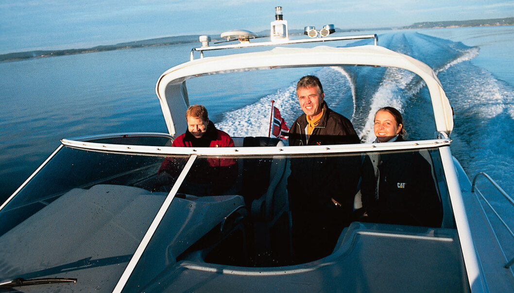 BÅTTUR I MAKSVÆR: Fra venstre: Kristian Krogh Hansen i Høvik Marine AS, Petar Andorov og Petars datter. BÅTTUR I MAKSVÆR: Fra venstre: Kristian Krogh Hansen i Høvik Marine AS, Petar Andorov og Petars datter.