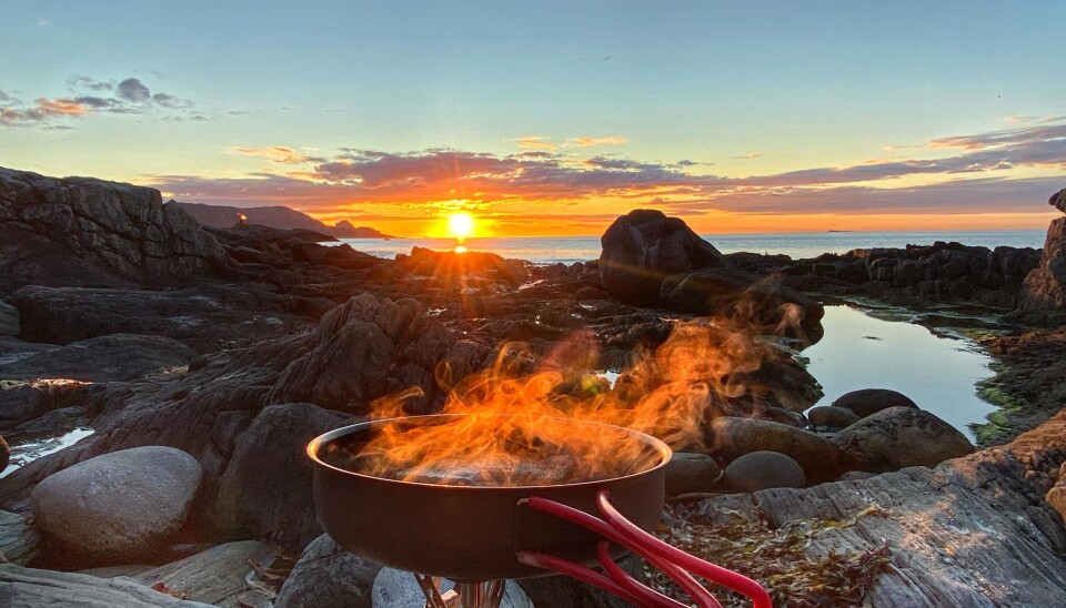 UFORGLEMMELIG IDYLL: Et måltid smaker sjeldent så godt som i friluft og med verdens beste utsikt. Foto; Gard Warholm.