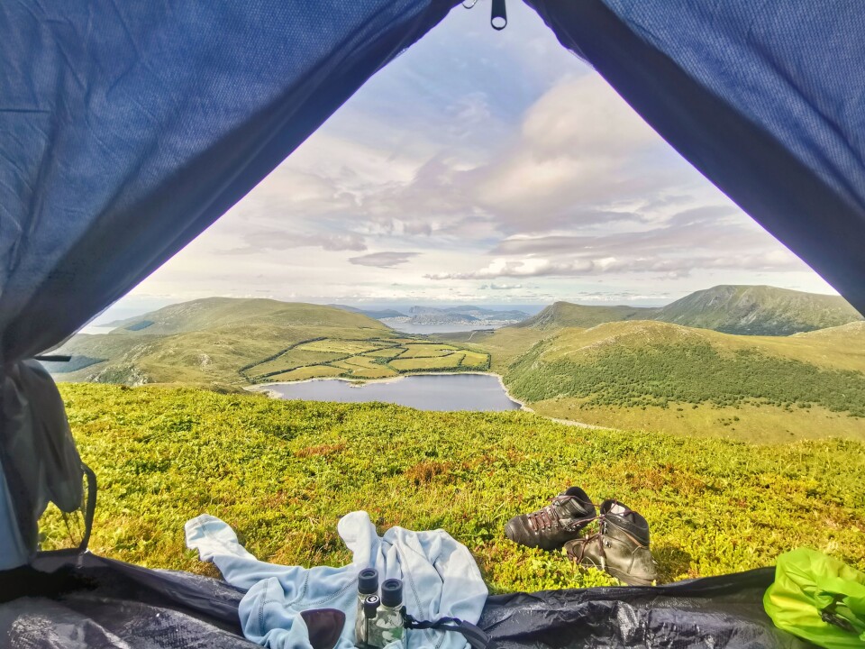 TA BEINA FATT: Velger du fjellet kan du våkne opp til denne utsikten. Foto: Gunn-Lise Voldsund.