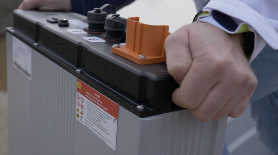LETT: Batteriet veier ikke mer enn 20 kilo og kan lett tas med hjem for lading.