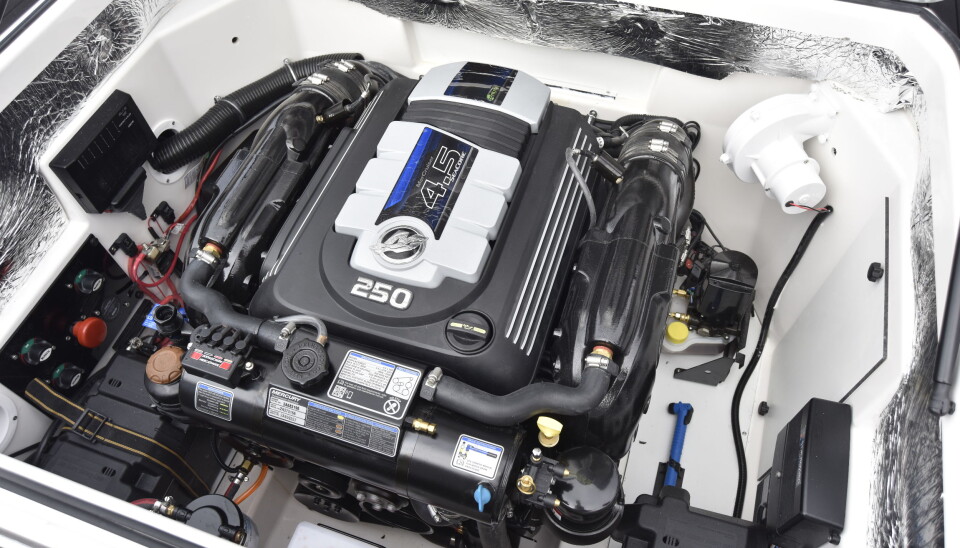 INNENBORDS: Båten med drev har en 6-sylindret Mercruiser 4,5 L på 250 hk med katalysator. INNENBORDS: Båten med drev har en 6-sylindret Mercruiser 4,5 L på 250 hk med katalysator.