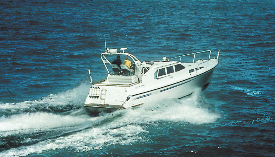TEST I 2002: Queen Albatrosss har utseende med seg og er ikke skjemmet av en høy flybridge.Båten beveger seg mykt og rolig i sjøen. TEST I 2002: Queen Albatrosss har utseende med seg og er ikke skjemmet av en høy flybridge.Båten beveger seg mykt og rolig i sjøen.