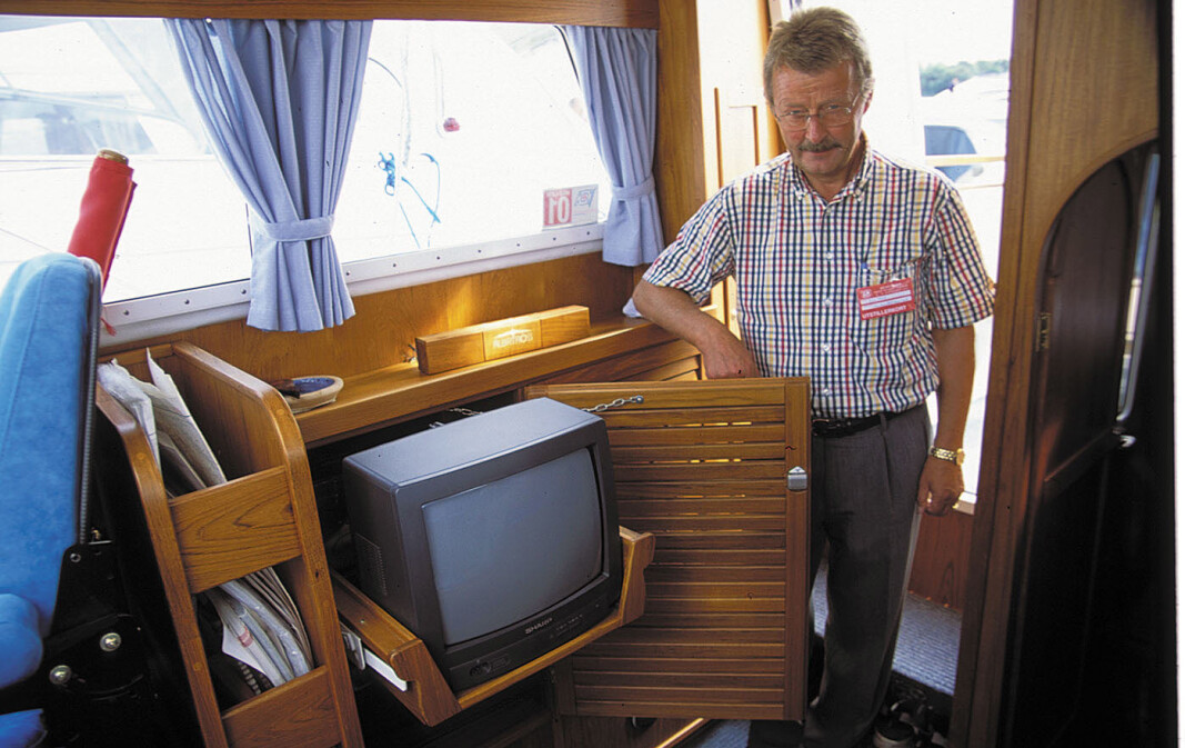 TV DEN GANG: Jan Aas viser frem det smarte TV-arrangementet. TV DEN GANG: Jan Aas viser frem det smarte TV-arrangementet.