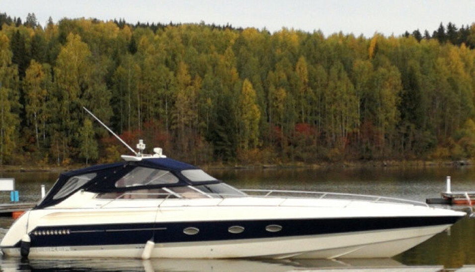 SUNSEEKER: Tore Bekken koser seg på Mjøsa med sin 1995-modell Sunseeker Tomahawk 41, med to Volvo Penta KAD 43-motorer og to DPE 290-drev. Foto: Privat.