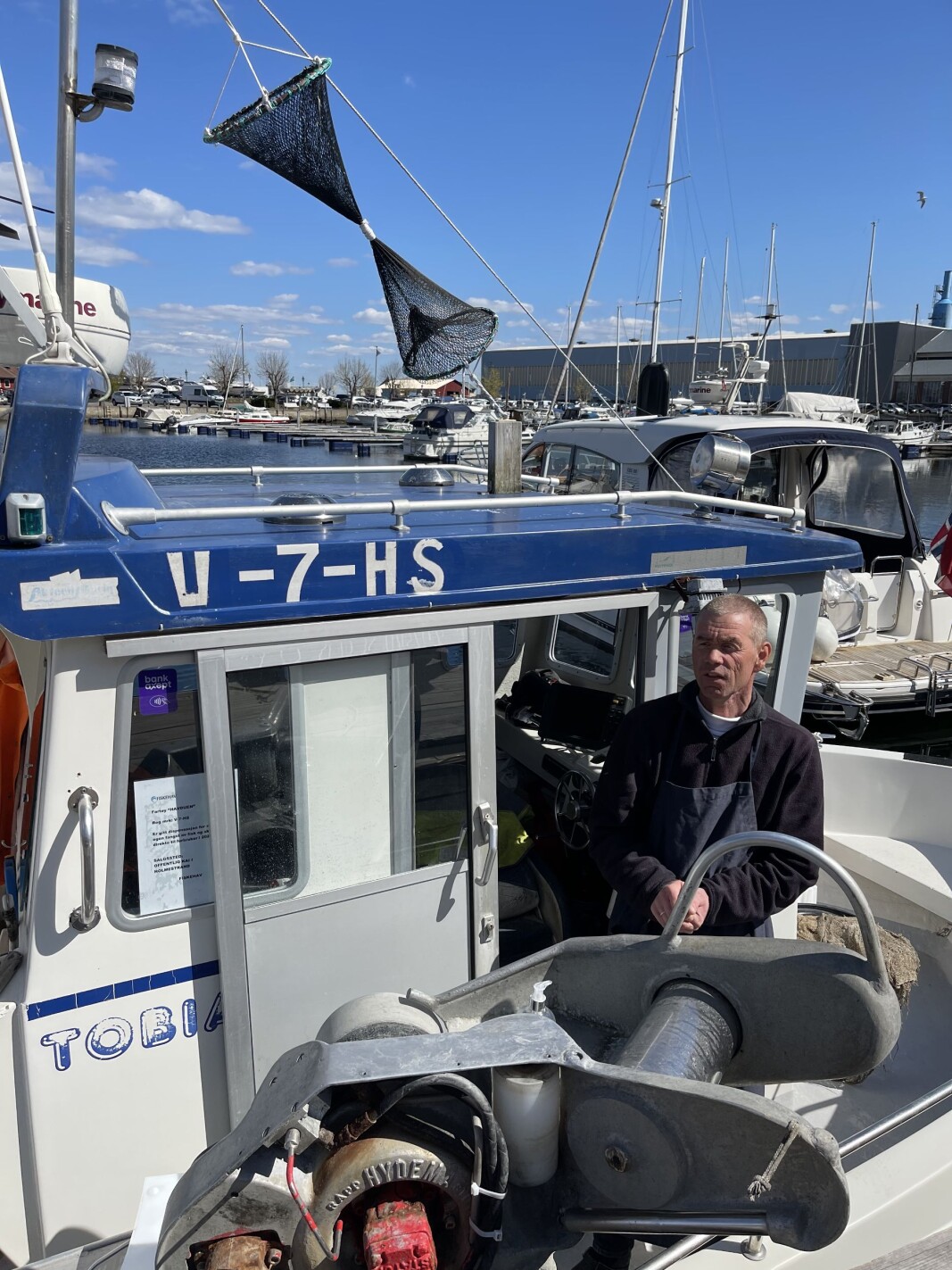 HAVDUEN: Kjetil Amundsen er lokal fisker på Oslofjorden som er utrygg når store fritidsbåter suser forbi. Han prøver å signalisere, men de færreste forstår hva han mener. FOTO: AMUND RICH. LØKEN. HAVDUEN: Kjetil Amundsen er lokal fisker på Oslofjorden som er utrygg når store fritidsbåter suser forbi. Han prøver å signalisere, men de færreste forstår hva han mener. FOTO: AMUND RICH. LØKEN.