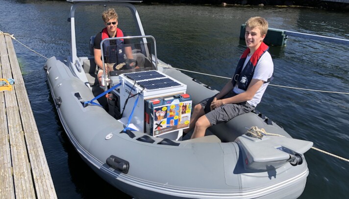 BÅT- OG BADEGJESTER: Vi kommer dit båt- og badefolket kaster anker i Færders skjærgård, sier de to kioskguttene. Jonatan har investert konfirmasjonspengene sine i sin flytende forretningsidé. FOTO: PRIVAT. BÅT- OG BADEGJESTER: Vi kommer dit båt- og badefolket kaster anker i Færders skjærgård, sier de to kioskguttene. Jonatan har investert konfirmasjonspengene sine i sin flytende forretningsidé. FOTO: PRIVAT.
