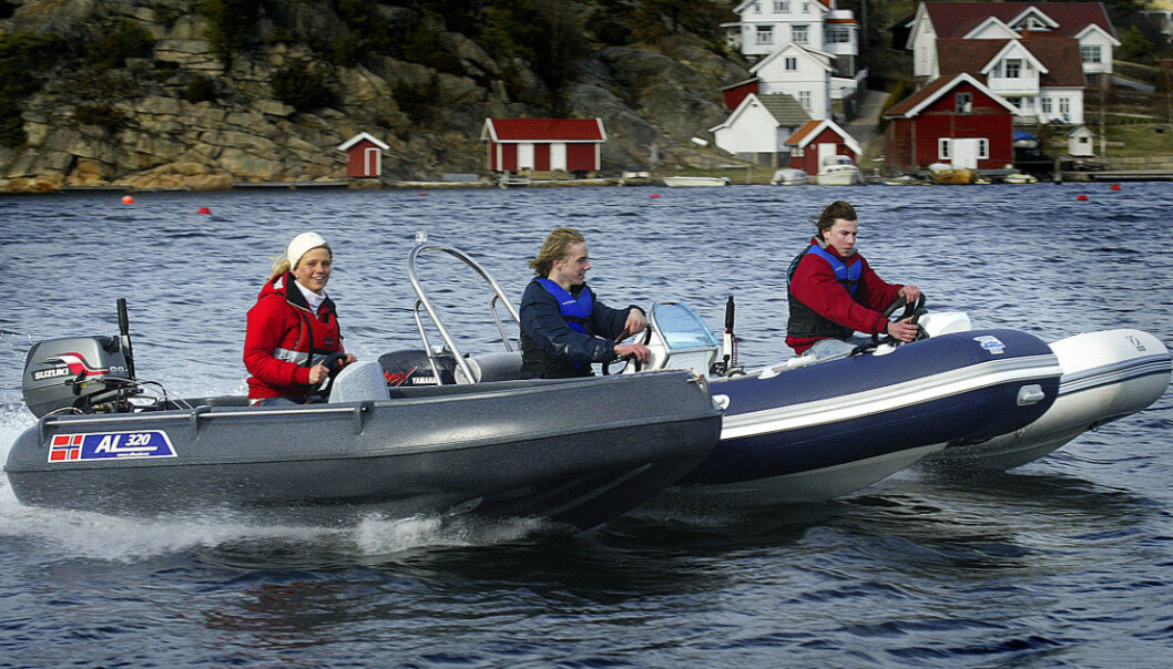 Bildet: GLADMELDIG: Fra 1. juli gjelder ikke lenger 10 knops-grensen for ungdom som kjører båt med 10-hestere. FOTO: BÅTMAGASINET: B Bildet: GLADMELDIG: Fra 1. juli gjelder ikke lenger 10 knops-grensen for ungdom som kjører båt med 10-hestere. FOTO: BÅTMAGASINET: B