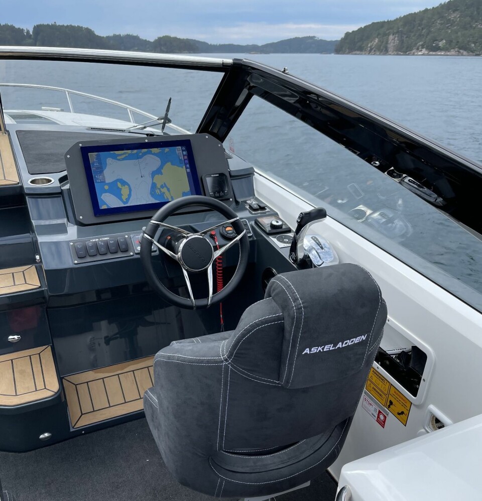 EGET SYSTEM: Askeladden C80 Cruiser har navigasjonssystemet C-Command som standard på den veldisponerte førerplassen.