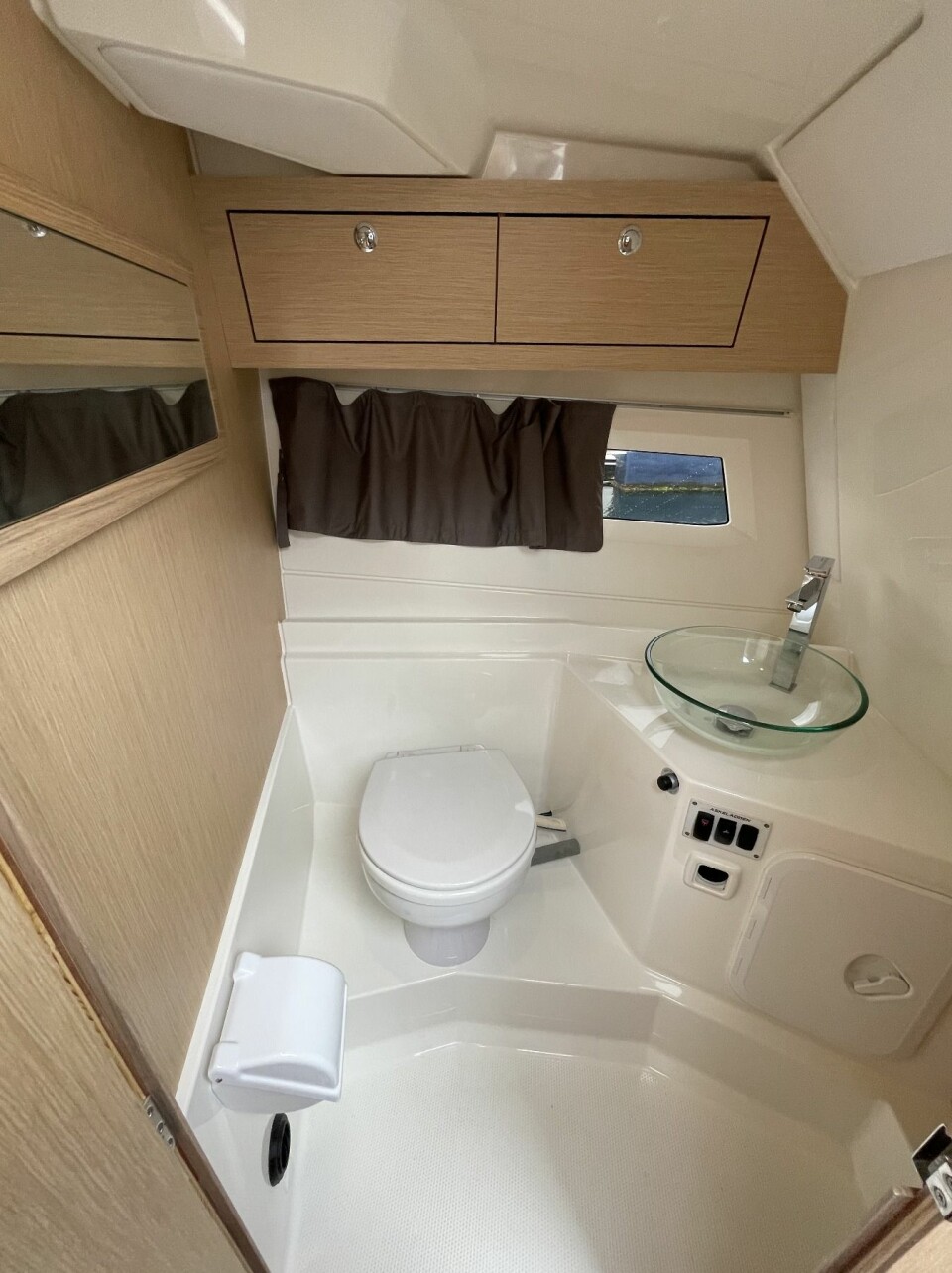 ROMSLIG: Toalettrommet på styrbord side har alle fasiliteter og rikelig med plass.