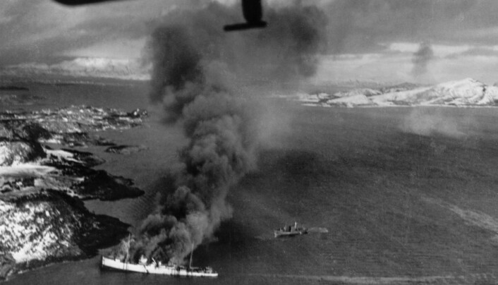 BOMBET: Mer enn 2500 mennesker omkom da britiske styrker bombet fangetransportskipet «Rigel». Foto: Imperial War Museum, London. BOMBET: Mer enn 2500 mennesker omkom da britiske styrker bombet fangetransportskipet «Rigel». Foto: Imperial War Museum, London.
