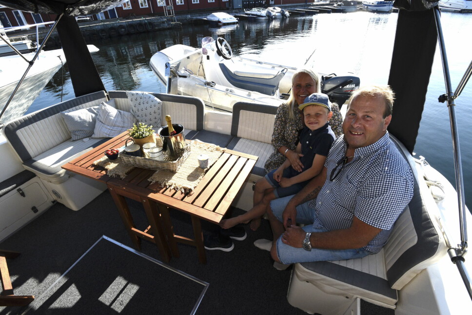 FORNØYD: Petter Hobæk, Marianne Wendel og sønnen Hermann går sommeren i møte med ny og svært velholdt båt fra 1985.