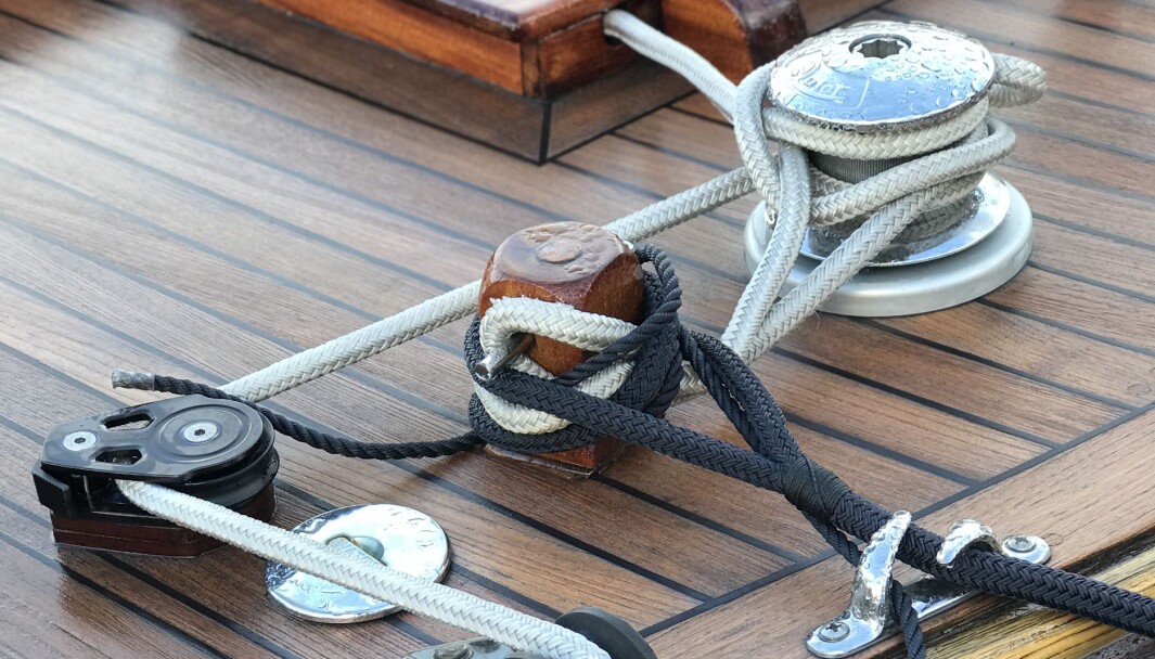 KNUTE PÅ TRÅDEN: Vi kan båtmannsknop, kjerringknute, halvstikk, siste stikk og slipsknute - holder ikke det, da? (FOTO: ATLE KNUTSEN) KNUTE PÅ TRÅDEN: Vi kan båtmannsknop, kjerringknute, halvstikk, siste stikk og slipsknute - holder ikke det, da? (FOTO: ATLE KNUTSEN)