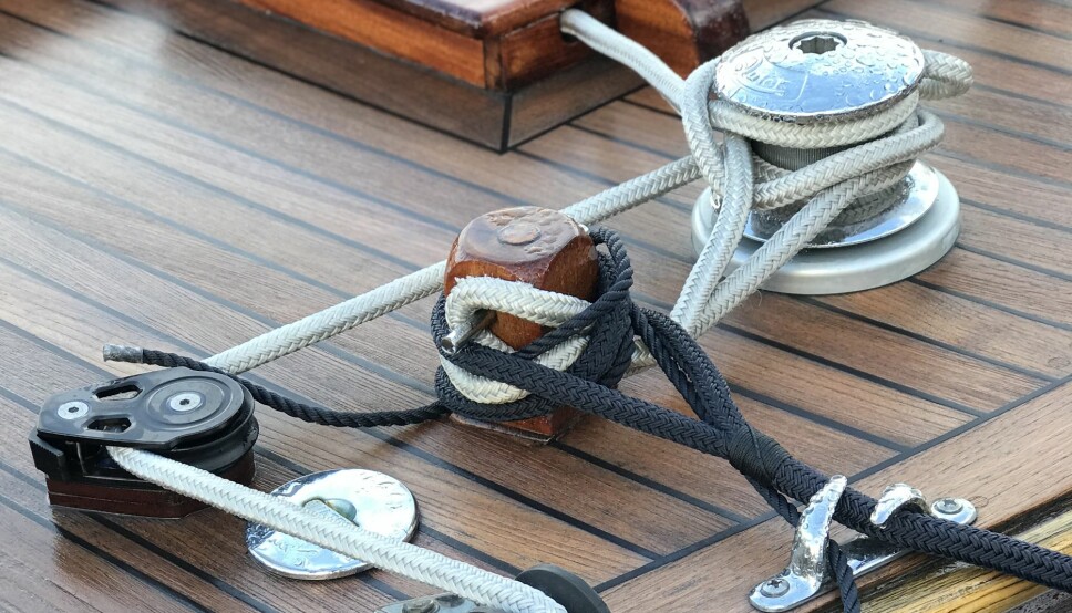 KNUTE PÅ TRÅDEN: Vi kan båtmannsknop, kjerringknute, halvstikk, siste stikk og slipsknute - holder ikke det, da? (FOTO: ATLE KNUTSEN)