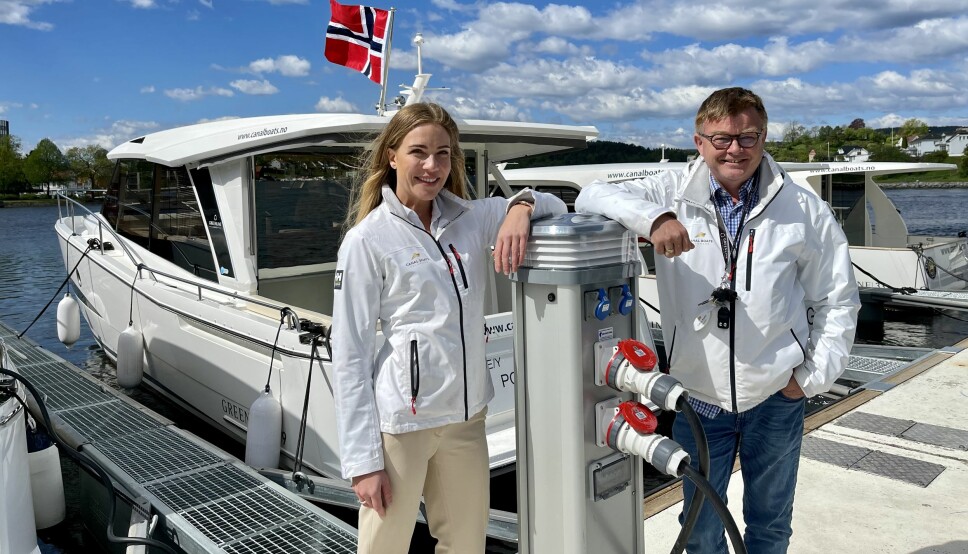 UTLEIE: Nora Sjögren-Johre og Ernst Terje Jakobsen i Canal Boats AS leier ut seks el-båter fra gjestebrygga i Porsgrunn.