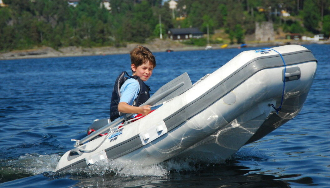 MER FART: Ti-knopsgrensen på 10 knop for båtførere under 16 år ble fjernet i sommer, men motor må fortsatt være under 10 hestekrefter. Foto: Aksel Nissen-Lie. MER FART: Ti-knopsgrensen på 10 knop for båtførere under 16 år ble fjernet i sommer, men motor må fortsatt være under 10 hestekrefter. Foto: Aksel Nissen-Lie.