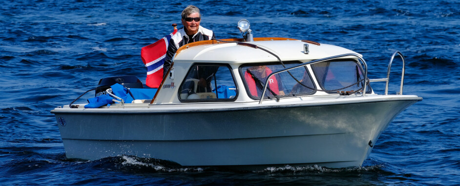 RASKE SOLBRILLER: Dag Rudstrøms mor, Ingrid Helleseng (83), henter oss med Mercuy-jakke og solbriller – i en Fjordling.