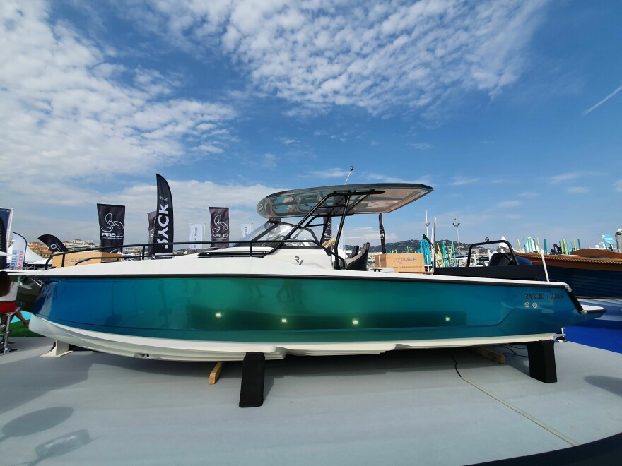 RYCK 280 er en weekendcruiser på 28 fot, her utstilt for første gang på Cannes Yachting Festival. Foto Ole Henrik Nissen-Lie, Båtmagasinet