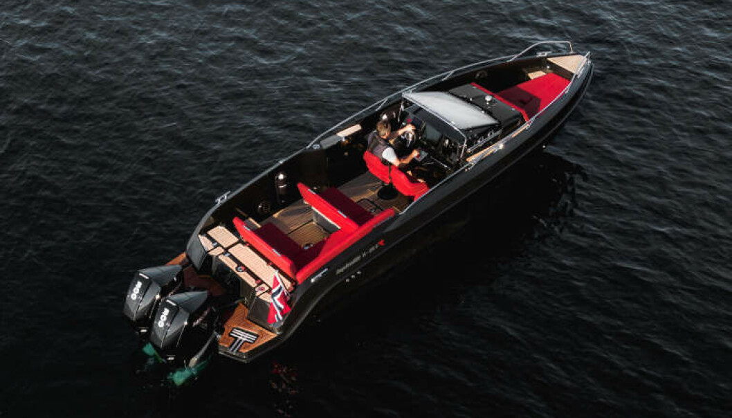 SANK VED BRYGGEN: Kygos nesten nye Hydrolift X-26 S, med to motorer på hver 300 hestekrefter, gikk ved artistens brygge på Hopsneset i dag. (Arkivbilde: Produsent.) SANK VED BRYGGEN: Kygos nesten nye Hydrolift X-26 S, med to motorer på hver 300 hestekrefter, gikk ved artistens brygge på Hopsneset i dag. (Arkivbilde: Produsent.)