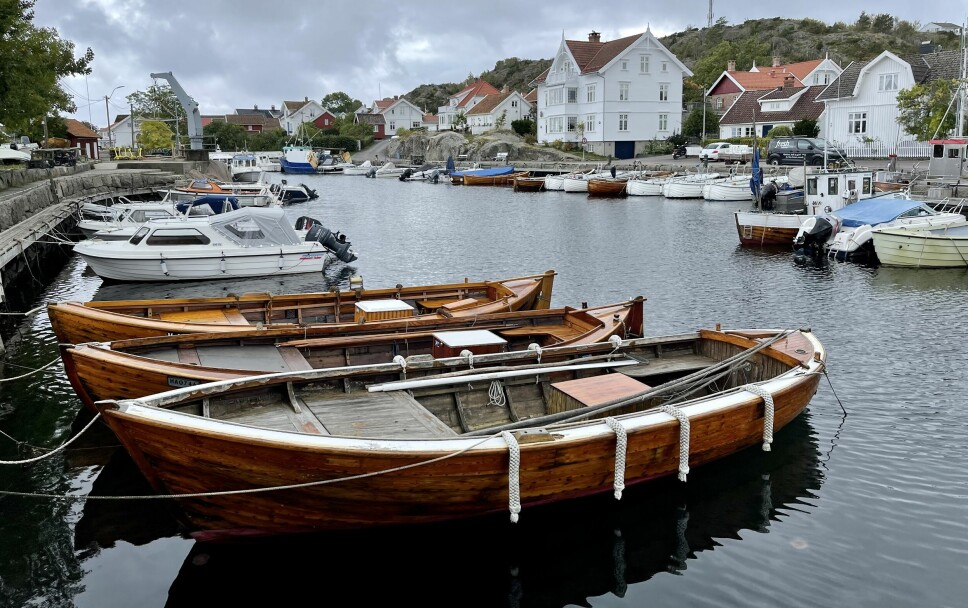 FISKERI: I den smale, idylliske havna på innsiden av Vadbodholmen kunne fiskerne ligge lunt i all slags vær.
