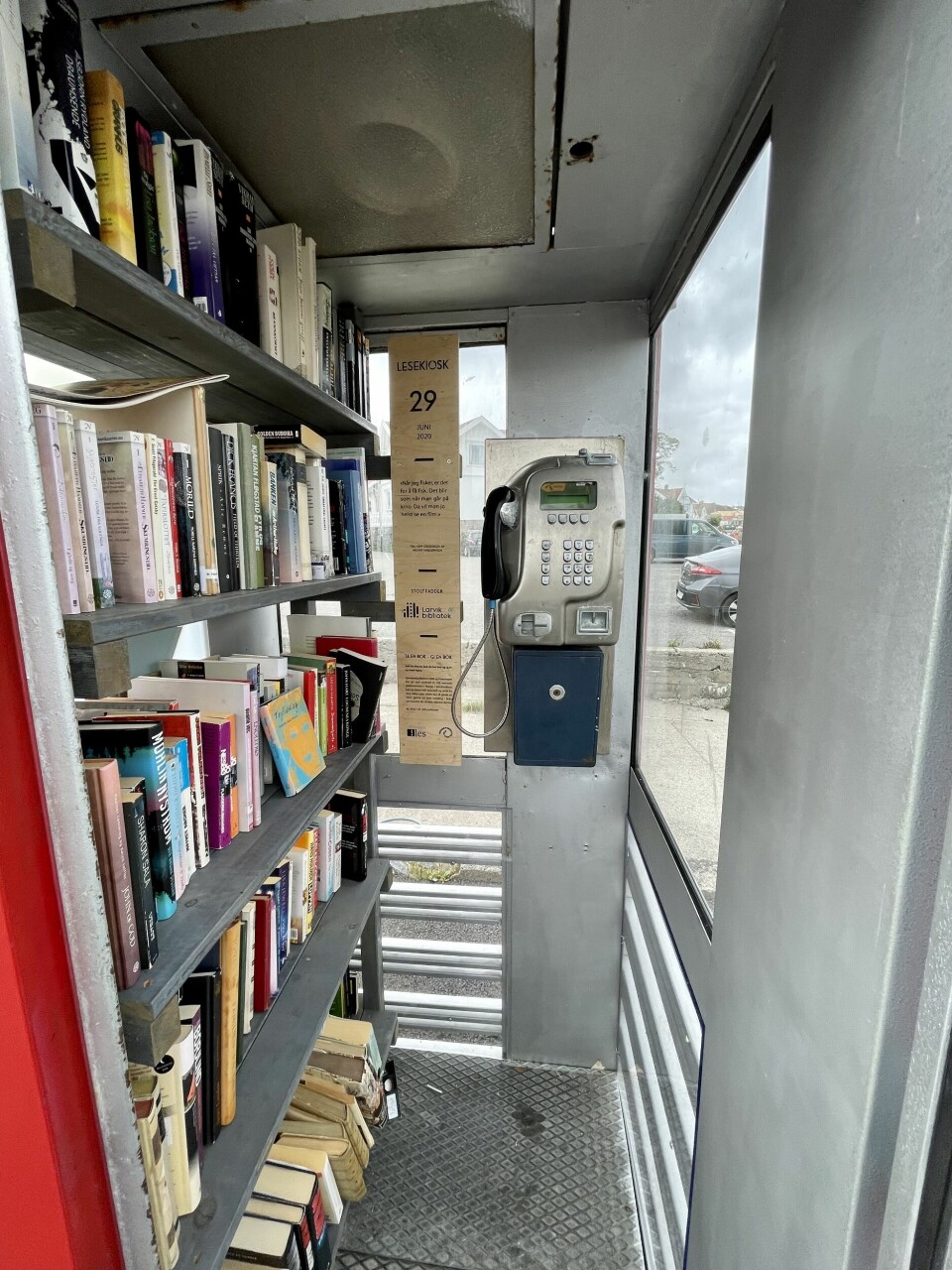 LESEKIOSK: I 2020 åpnet Larvik bibliotek «lesekiosk» telefonkiosken på brygga – en av 100 vernede i landet.