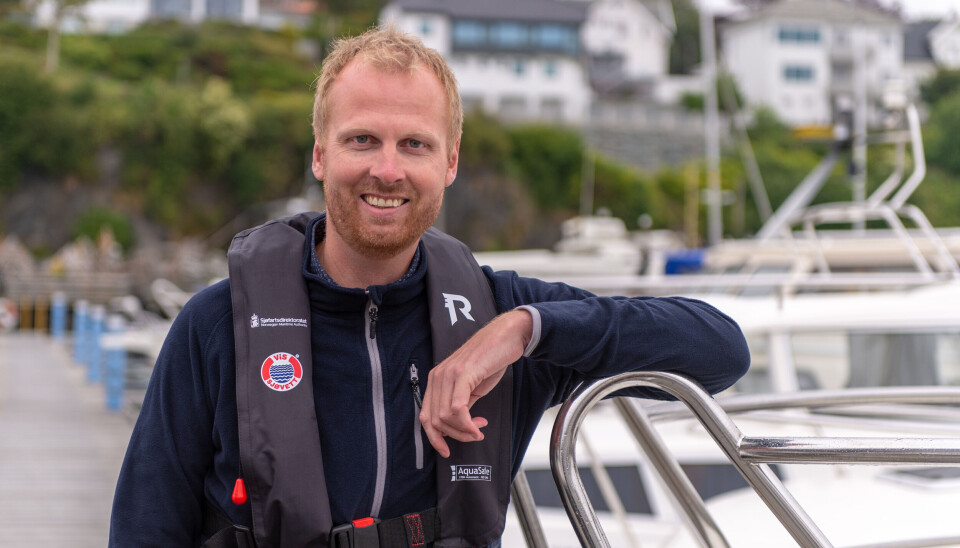 TO HENDER PÅ RATTET: Det er seksjonssjef Petter André Søreng i seksjon for fritidsfartøy i Sjøfartsdirektoratet som nå holder to hender på rattet i prosjektet Høyhastighetsbevis. (FOTO: SJØFARTSDIREKTORATET). TO HENDER PÅ RATTET: Det er seksjonssjef Petter André Søreng i seksjon for fritidsfartøy i Sjøfartsdirektoratet som nå holder to hender på rattet i prosjektet Høyhastighetsbevis. (FOTO: SJØFARTSDIREKTORATET).
