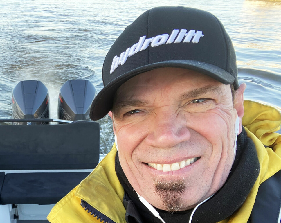 BÅT ER LIVET: En iboende rastløshet jeg ikke blir kvitt på annen måte enn å stadig lære noe nytt, smiler Bård Eker. Han liker å være førstemann ut i nye båter. (FOTO: HYDROLIFT).
