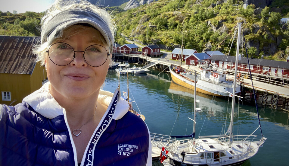 LANGTUR: Erika Krøvel på tur til Nusfjord med sin Nauticat 331 i bakgrunnen. (FOTO: PRIVAT).