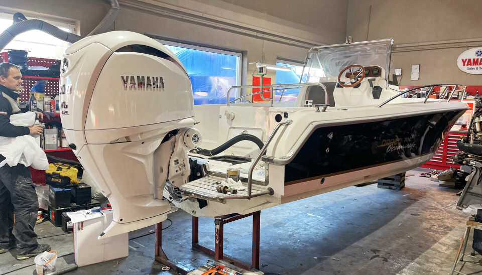 NYTT OG GAMMELT: En ny Yamaha-motor under montering gir en eldre Draco Oceancraft mange nye år. (FOTO: KJØKØYSUND MARINA).