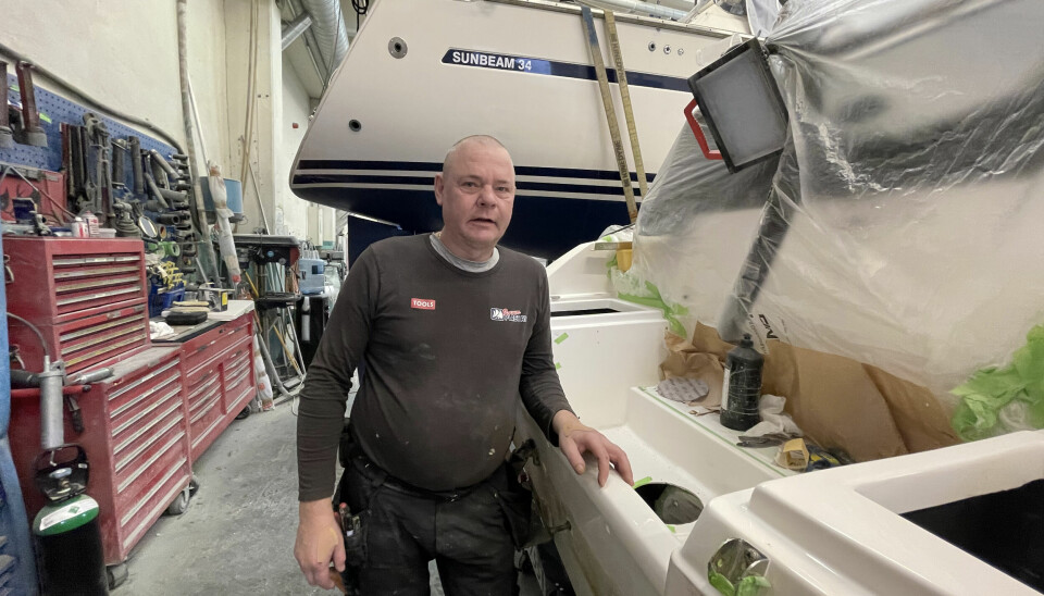 TVILSOMT: Ekspert på plastskader, Peter Gustafsson, er svært skeptisk til hjemmegjorte reparasjoner av strukturelle skader under vannlinjen. (FOTO: AMUND RICH. LØKEN).