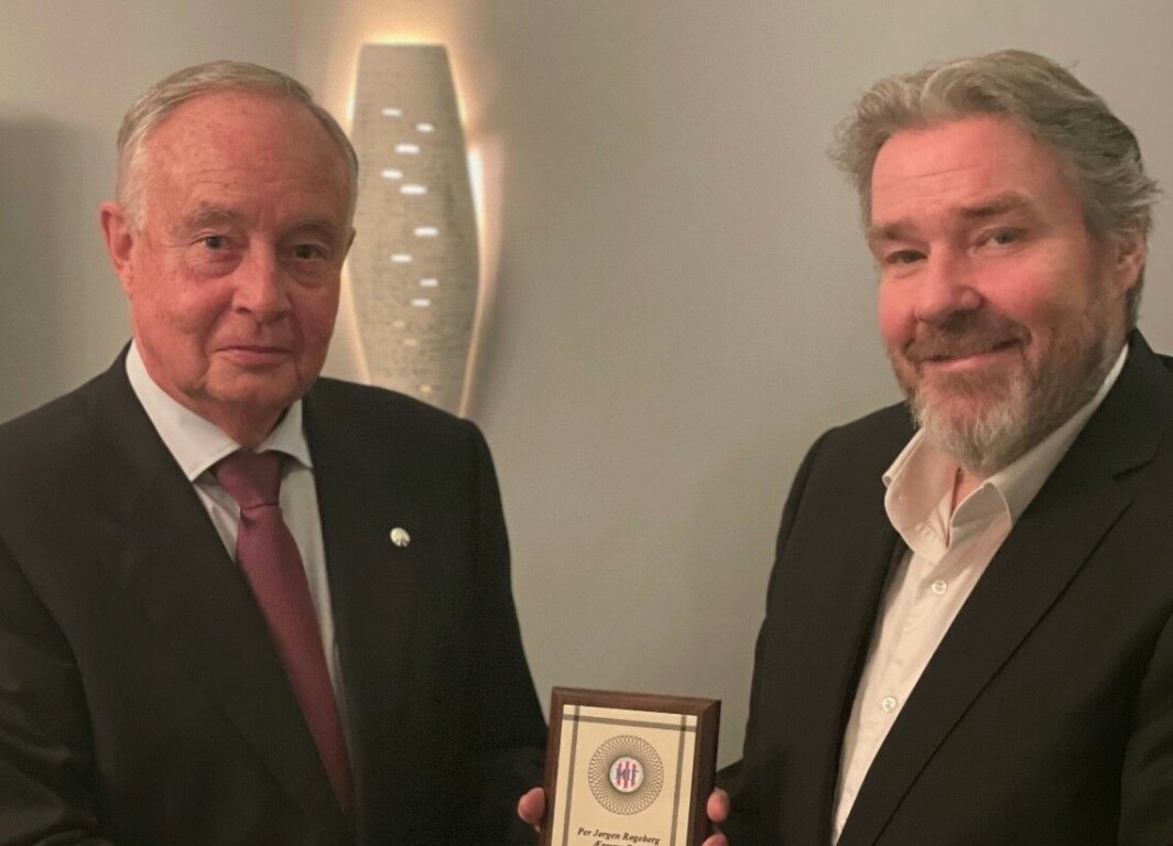 HEDRET: Per Jørgen Røgeberg (t.v.) ble hedret som æresmedlem i Motorimportørenes Landsforening. Her sammen med Sander Thorstensen, daglig leder i Cummins Norge AS. HEDRET: Per Jørgen Røgeberg (t.v.) ble hedret som æresmedlem i Motorimportørenes Landsforening. Her sammen med Sander Thorstensen, daglig leder i Cummins Norge AS.