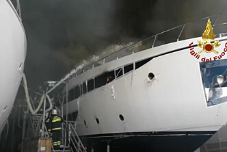Leveringsklar yacht til 97 millioner kroner ødelagt av brann på verft