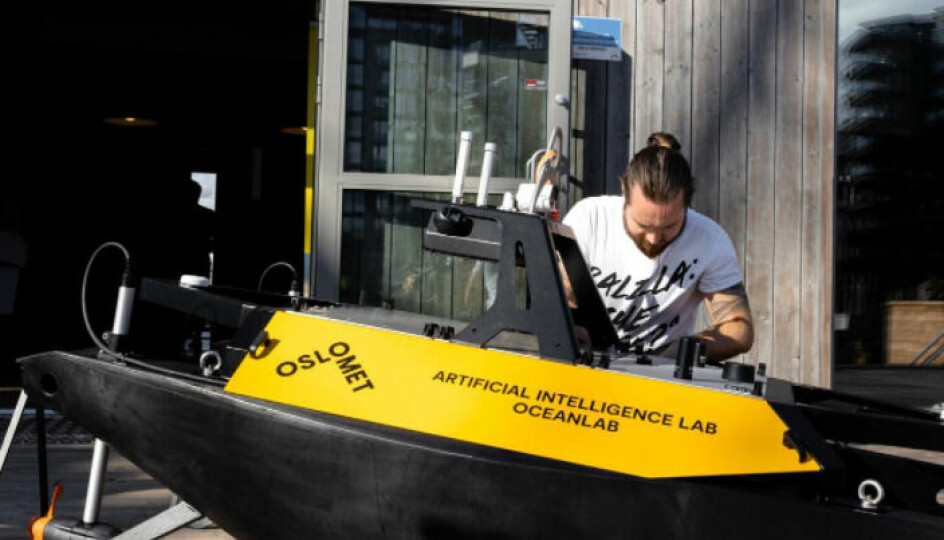 SELVKJØRENDE: Masterstudent Magnus Kjelsaas ved OsloMet er i ferd med å utvikle en prototype på en selvkjørende båt.