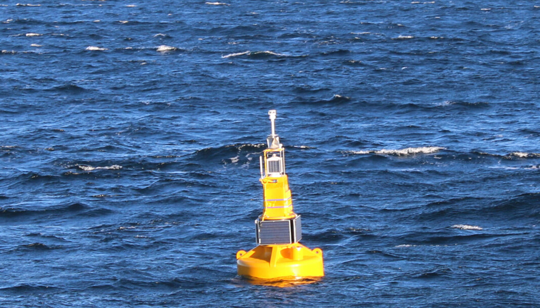 IKKE SJØMERKE: Kystverkets setter nå ut en høyteknologisk SmartBøye i Lofoten. Bøya vil registrere lokale værdata som strøm, vind og bølger. Selv om den kan minne om et vest-kardinalmerke, er dette IKKE et sjømerke du skal navigere etter. IKKE SJØMERKE: Kystverkets setter nå ut en høyteknologisk SmartBøye i Lofoten. Bøya vil registrere lokale værdata som strøm, vind og bølger. Selv om den kan minne om et vest-kardinalmerke, er dette IKKE et sjømerke du skal navigere etter.