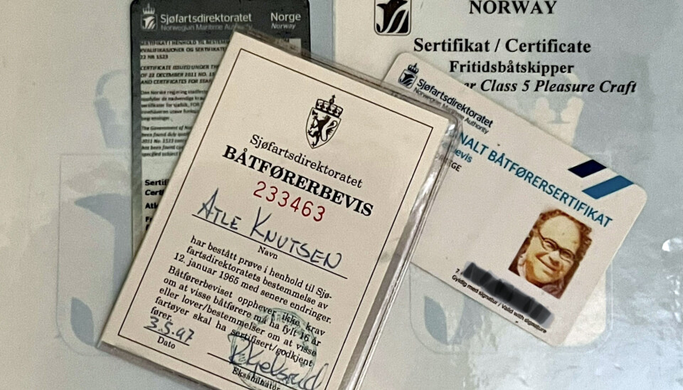 FLERE SERTIFIKATER: Nå holder det ikke lenger med båtførerbevis eller D5L om du skal være på riktig side av loven når du sitter til rors i 50 knop. FLERE SERTIFIKATER: Nå holder det ikke lenger med båtførerbevis eller D5L om du skal være på riktig side av loven når du sitter til rors i 50 knop.
