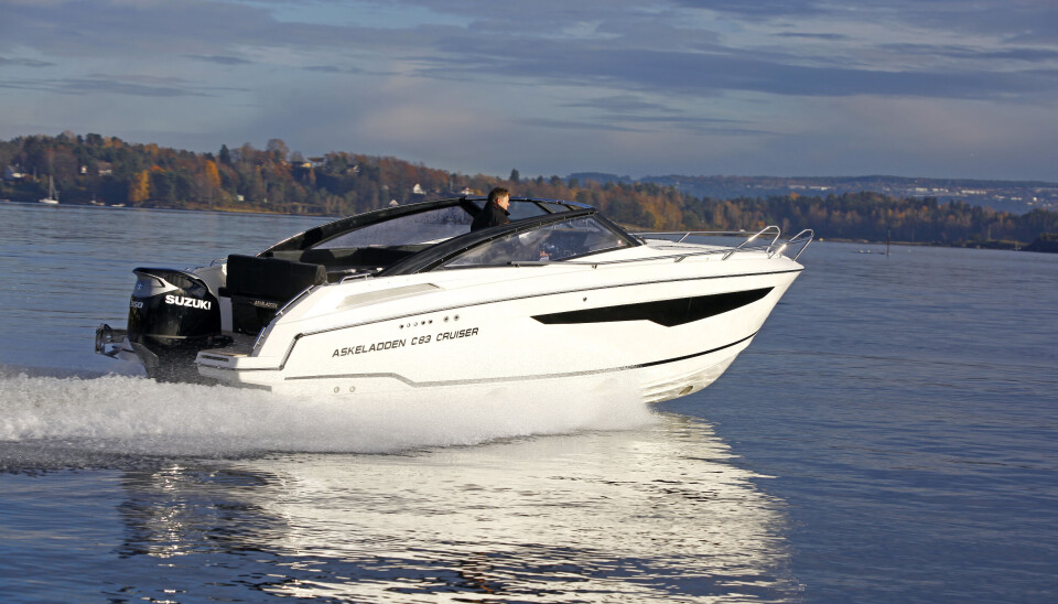 PÅ LISTA: Askeladdene C83 Cruiser er blant båtene som har havnet på lista over båter som krever høyhastighetsertifikat dersom den har dobbel motorinstallasjon PÅ LISTA: Askeladdene C83 Cruiser er blant båtene som har havnet på lista over båter som krever høyhastighetsertifikat dersom den har dobbel motorinstallasjon