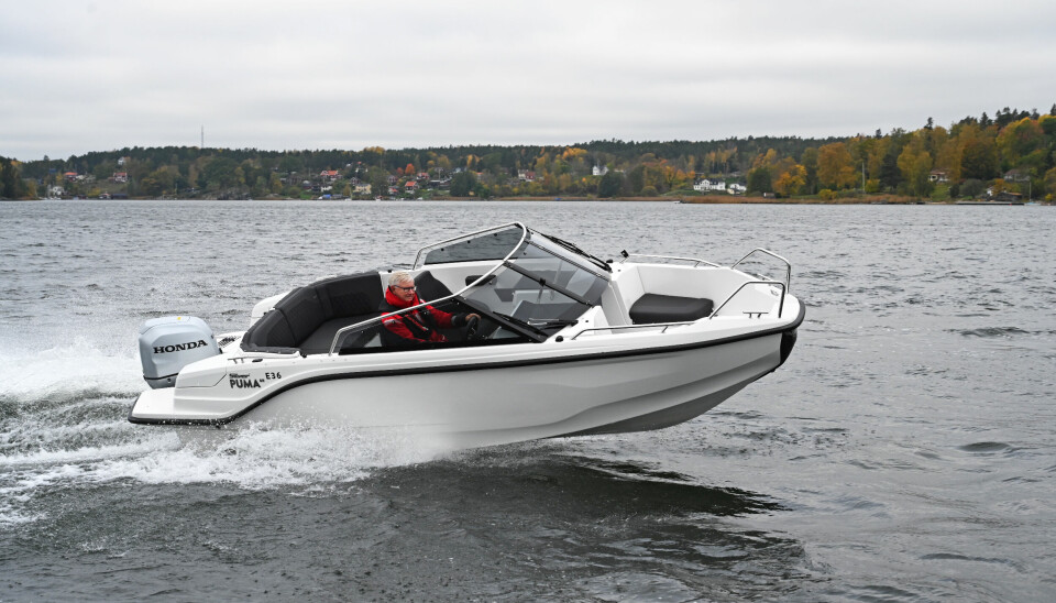 BEHAGELIG: I motsetning til sine større søstre, har Puma BRz konvensjonelt skrog uten steglister. Båten er godkjent for motorer fra 80 til 115 hk.