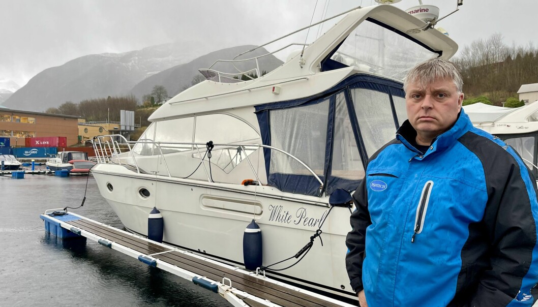 OPPGITT: Bjørn Idar Lyngvær, her foran båten i hjemmehavna på Ikornnes, lar seg ikke knekke av alle feilene i bruktbåten han kjøpte – men vil fortelle sin historie, som en advarsel til andre.