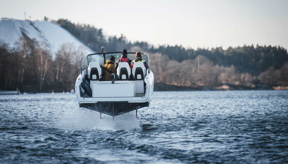 FLYGENDE: Candela oppnår lang rekkevidde med moderat motoreffekt takket være hydrofoiler som får båten til å «fly». FLYGENDE: Candela oppnår lang rekkevidde med moderat motoreffekt takket være hydrofoiler som får båten til å «fly».
